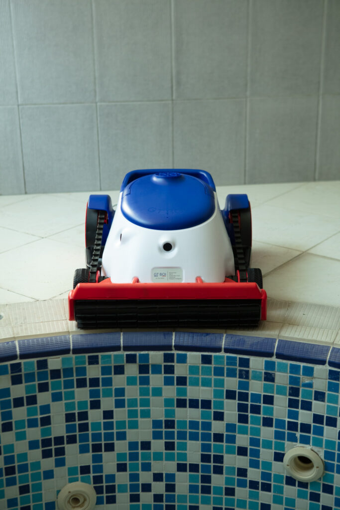 Swimming Pool Cleaning Robot - GT BOI Swimming Pool Cleaning Robot - GT BOI
